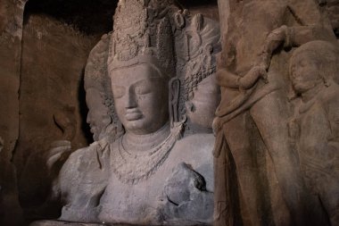 Mumbai, Hindistan - 12 Mart 2019: Fil Mağaraları 'nda güzel taş oymalı Trimurti heykeli (Hindu Tanrıları).