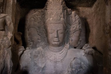 Mumbai, Hindistan - 12 Mart 2019: Fil Mağaraları 'nda güzel taş oymalı Trimurti heykeli (Hindu Tanrıları).