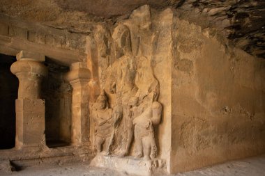 Mumbai, Hindistan - 12 Mart 2019 Fil Mağaraları 'nda oyulmuş güzel taş heykel.