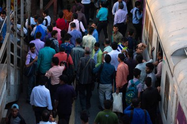 Mumbai, Hindistan - 19 Mart 2019: Nalasopara tren istasyonunda trene yetişen yolcular.