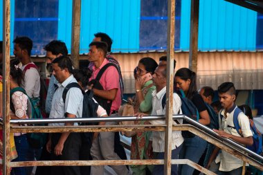 Mumbai, Hindistan - 19 Mart 2019: Nalasopara yerel tren istasyonu yolcuları.