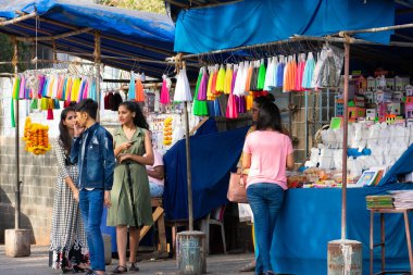 Mumbai, Hindistan - 22 Mart 2019: Mount Mary, Bandra 'daki yerel sokak dükkanlarının görüntüsü.
