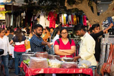 Mumbai, Hindistan - 22 Mart 2019: Yerel halk Mumbai 'deki Hill Road, Bandra' da sokak alışverişi yapmakla meşgul.