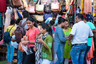 Mumbai, Hindistan - 22 Mart 2019: Yerel halk Mumbai 'deki Bandra bağlantı yolunda sokak alışverişi yapmakla meşgul.