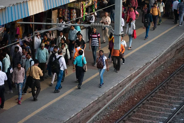 Mumbai, Hindistan - 19 Mart 2019: Nalasopara yerel tren istasyonu yolcuları.