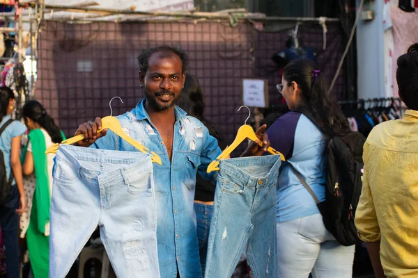 Mumbai Índia Março 2019 Moradores Locais Ocupados Compras Rua Estrada — Fotografia de Stock