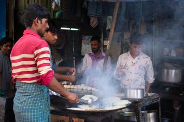 Mumbai, Hindistan - 23 Mart 2019: Mumbai 'deki Chor Bazaar bölgesinde sokak kenarı gıda köşesi.