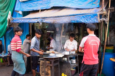 Mumbai, Hindistan - 23 Mart 2019: Mumbai 'deki Chor Bazaar bölgesinde sokak kenarı gıda köşesi.