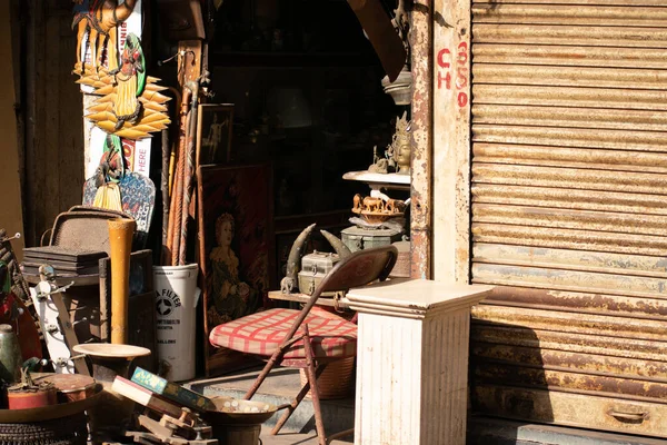 Mumbai, Hindistan - 23 Mart 2019: Mumbai 'deki Chor Bazaar bölgesinde eski bir antikacı.