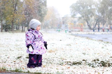 Küçük sevimli kız için ilk kar