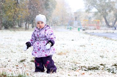 Küçük sevimli kız için ilk kar