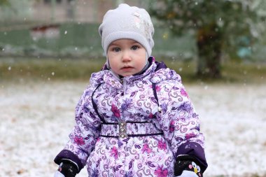 Küçük sevimli kız için ilk kar