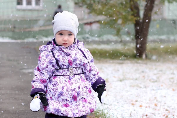 Küçük Sevimli Kız Için Ilk Kar — Stok fotoğraf