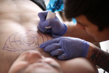 dövme ustası iş başında.