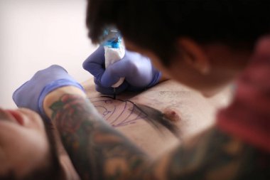 dövme ustası iş başında.