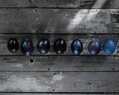 tatil bir ahşap arka plan, hat, en iyi görünüm için renkli yumurta