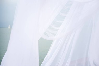 Beyaz yarı saydam kumaş arka plan, tekne, sahne sokak