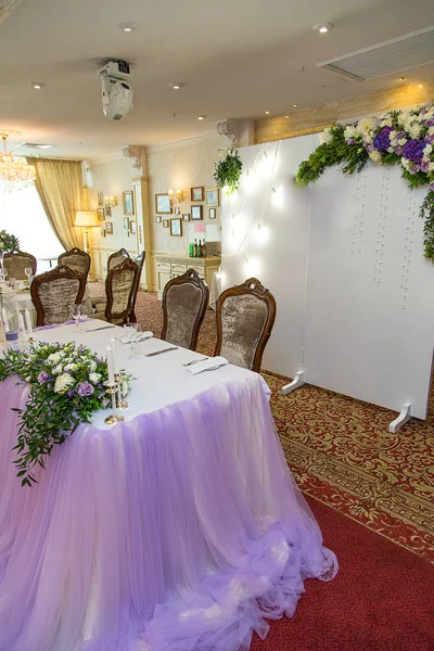 Décor de mariage violet, détails de l'inscription restaurant — Photo