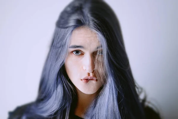 Fashion model meisje met lang blauw haar. Fantasie vrouw. Zeemeermin. — Stockfoto
