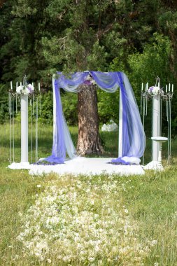 bir ormanda kayıt mor düğün dekor açık havada, avizeler,