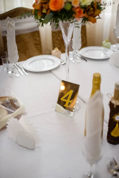 Décoration de mariage, numéro de miroir sur une table d'or — Photo