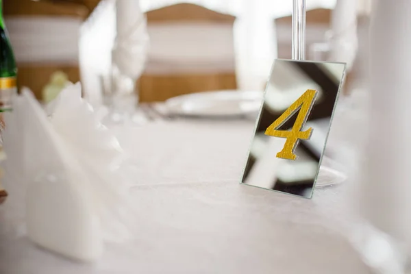 Décoration de mariage, numéro de miroir sur une table d'or — Photo