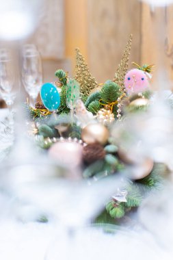  Restoran, üstten görünüm, altın oyuncaklar gözlük sayesinde Noel ağacının kompozisyon