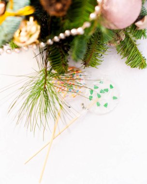 renkli lolipop dekore edilmiş Noel ağacı üzerinde