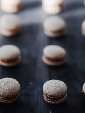 lezzetli tatlı düzeni, güzel üst üste dağınık makaroons bulunur, tadı belirgindir