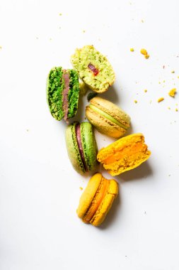 Üç macarons bir kesim, renk, kadar üzerinde beyaz bir arka plan dolguları kapatma