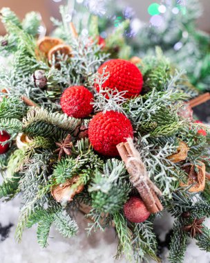 Bir atlı kızak kar çevresinde kırmızı topları ile Noel kompozisyon