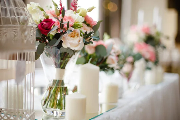 Table miroir de mariage avec des fleurs et des bougies près de — Photo