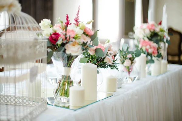 Table miroir de mariage avec des fleurs et des bougies près de — Photo