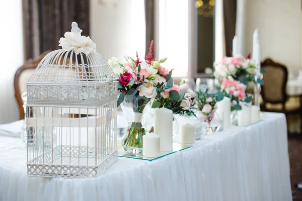Table miroir de mariage avec des fleurs et des bougies près de — Photo