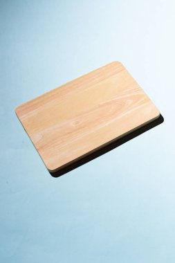 mavi arka plan, sert ışık, gölge ile ahşap tahta