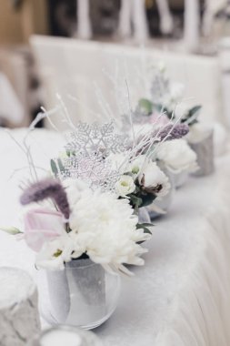 kar kaplı düğün buketi, süslemeleri, pırıltılar, kar taneleri