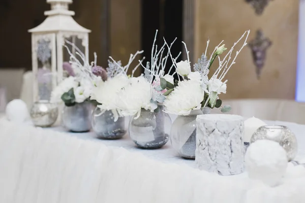 Décorations de mariage couvertes de neige, scintillements, flocons de neige — Photo