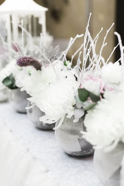 Bouquet de mariage couvert de neige, décorations, étincelles, flocons de neige — Photo