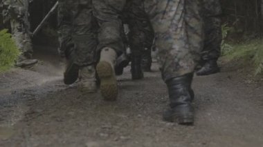 Geniş çekim ormanda devriye asker