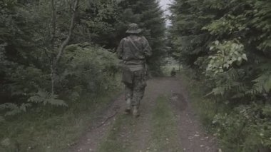 Geniş çekim ormanda devriye asker