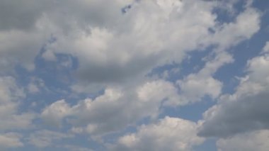 Mavi gökyüzünde beyaz kabarık bulutların hızlandırılmış klibi