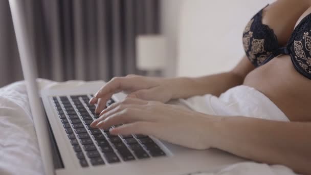 Frau Arbeitet Mit Laptop Bett — Stockvideo
