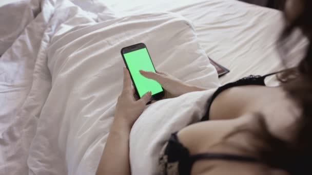 妇女在床上与智能手机与绿色屏幕 — 图库视频影像