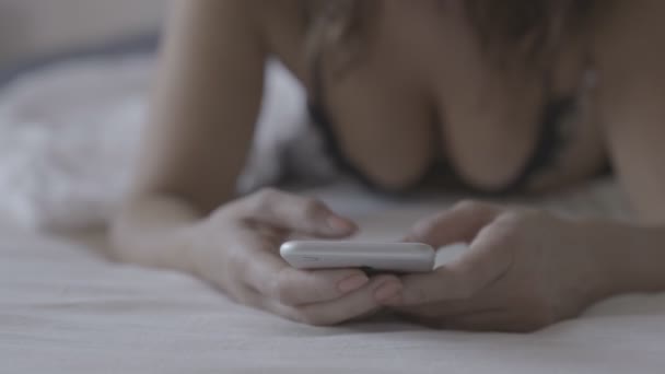 スマート フォン ソーシャルアプリをチェック ベッドの女 — ストック動画