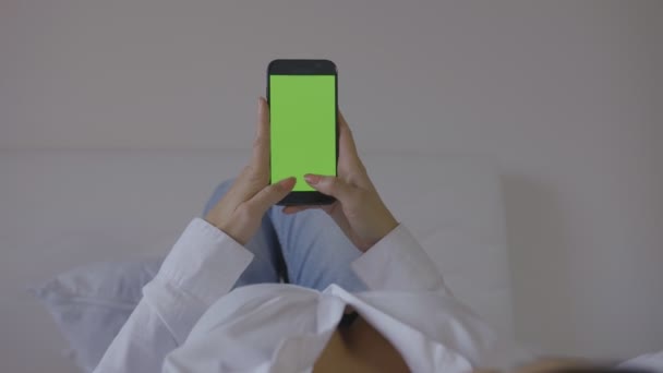 Frau Bett Mit Smartphone Mit Grünem Bildschirm — Stockvideo