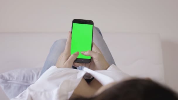 Γυναίκα Στο Κρεβάτι Smartphone Πράσινη Οθόνη — Αρχείο Βίντεο