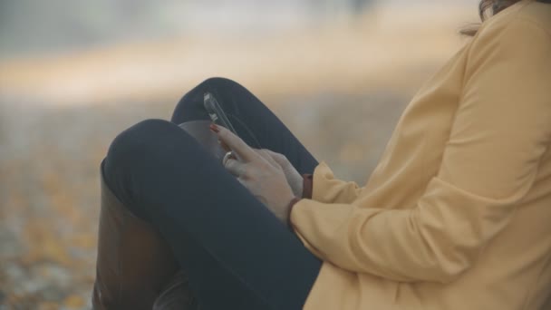 Mulher Mensagens Texto Smartphone Parque Cidade — Vídeo de Stock