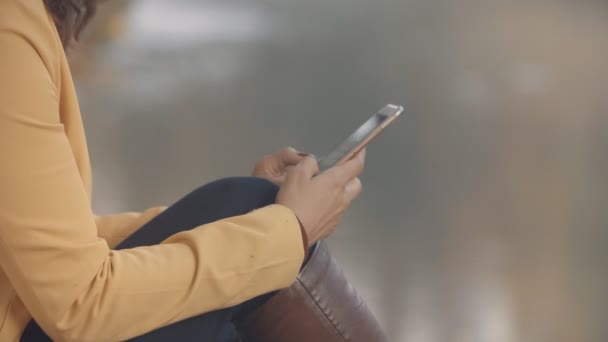 Mujer Mensajes Texto Teléfono Inteligente Parque Ciudad — Vídeos de Stock