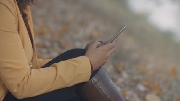 Mujer Mensajes Texto Teléfono Inteligente Parque Ciudad — Vídeo de stock