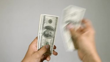 Masadaki para sayma işadamı